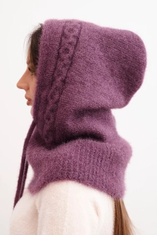 Czapka kaptur damski z wiązaniem i warkoczowym splotem fioletowa