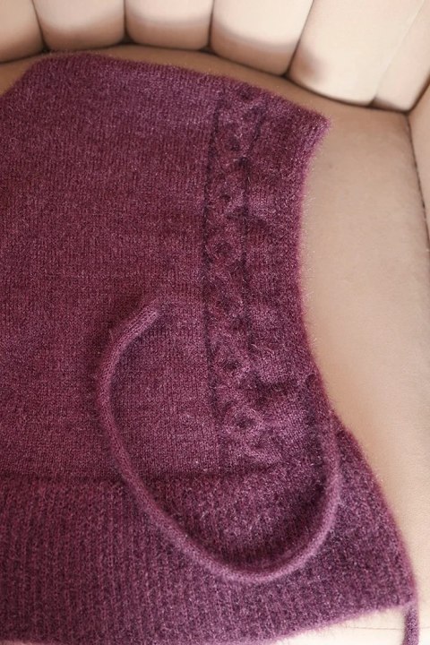 Czapka kaptur damski z wiązaniem i warkoczowym splotem fioletowa