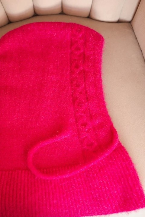 Czapka kaptur damski z wiązaniem i warkoczowym splotem fuksja