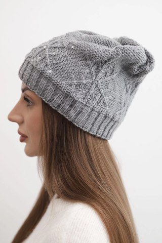Czapka damska zimowa z wełną i ozdobnym splotem z perełkami K470 ciemno szara