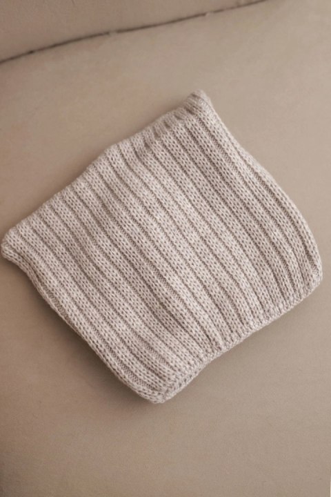 Czapka damska zimowa z wełną o kocim fasonie z prążkowanej dzianiny K419 beżowa