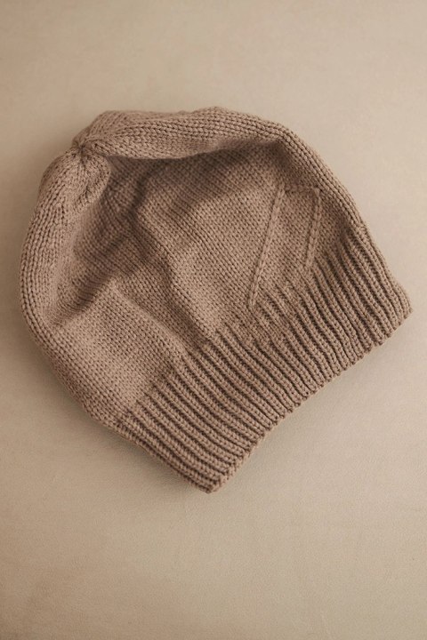 Czapka damska zimowa z wełną o prążkowanym splocie K471 mocca