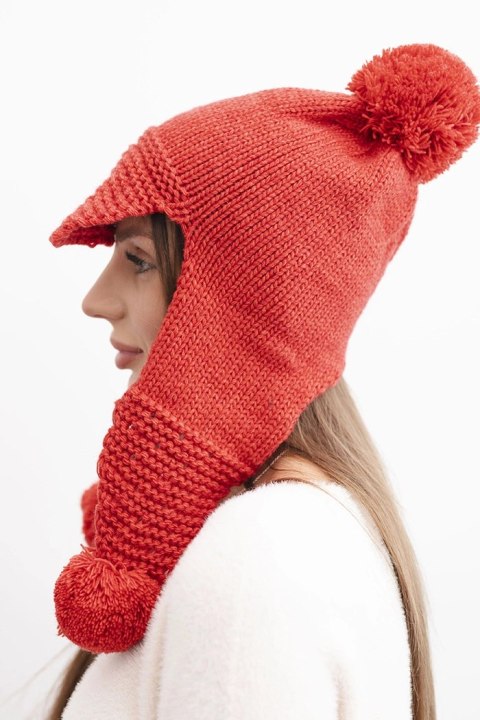 Czapka damska zimowa z wełną z daszkiem i pomponami K475 czerwona
