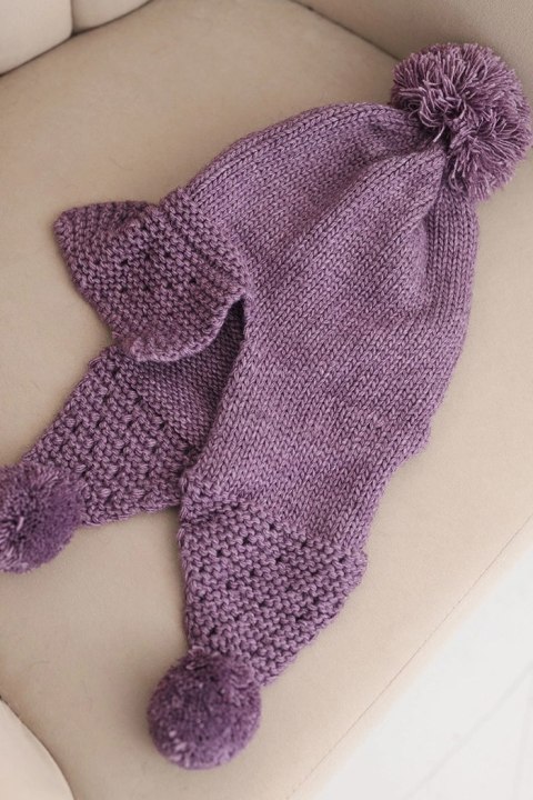 Czapka damska zimowa z wełną z daszkiem i pomponami K475 fioletowa