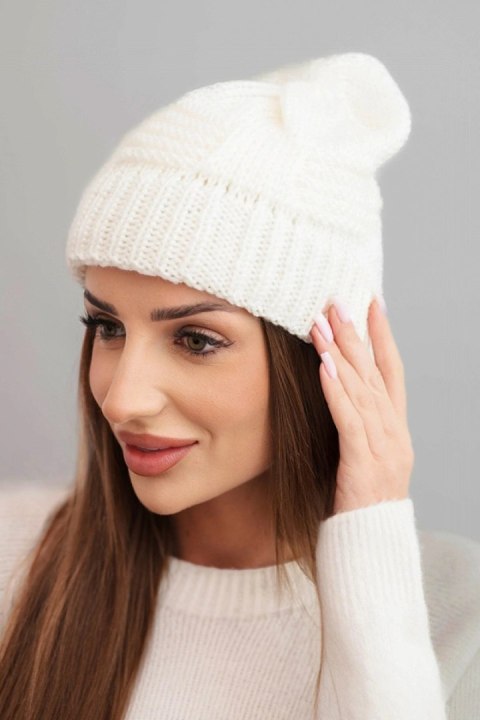 Czapka damska zimowa akrylowa z ozdobnym splotem K462 ecru