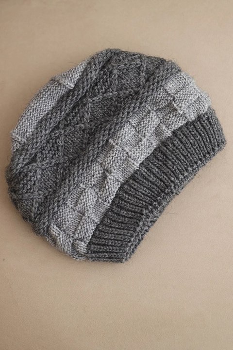 Czapka damska zimowa wełniana z ozdobnym splotem K446 szara + grafitowa