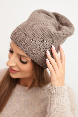 Czapka damska zimowa wełniana z ozdobnym splotem i dżetami K449 mocca