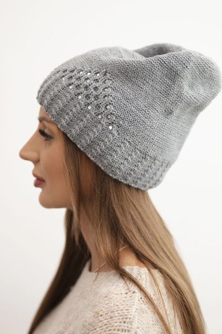 Czapka damska zimowa wełniana z ozdobnym splotem i dżetami K449 szara