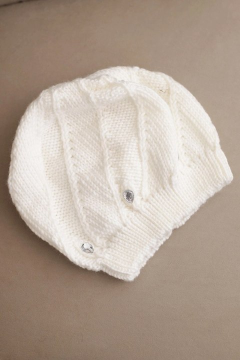 Czapka damska zimowa wełniana z ozdobnymi kryształkami K461 biała