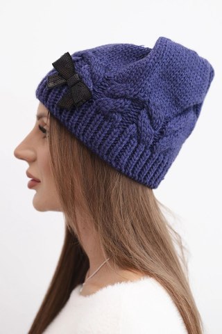 Czapka damska zimowa z ozdobną kokardką i splotem warkoczowym K438 ciemno fioletowa