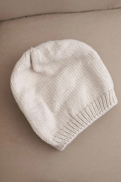 Czapka damska zimowa z uszkami i prążkowanym splotem K440 beżowa