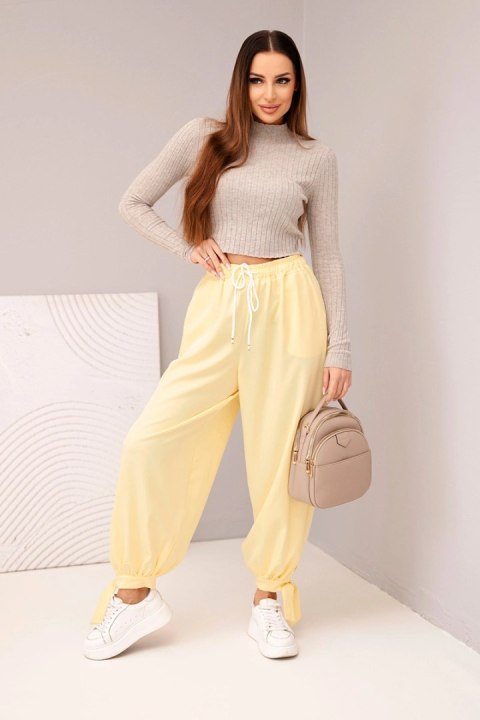 Spodnie damskie z szeroką nogawką i wiązaniem u dołu żółte