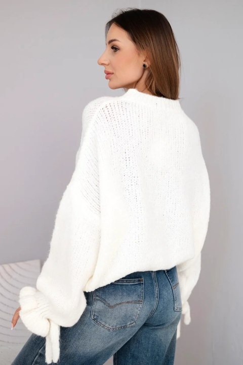 Sweter damski z dodatkiem moheru z grubym splotem i ozdobnymi rękawami ecru