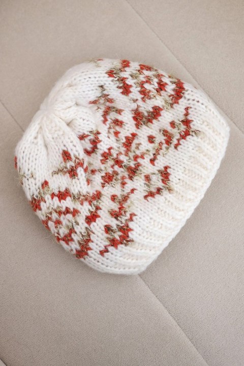 Czapka damska zimowa w kolorowe wzory z grubym ściągaczem K353 biały+pomarańczowy