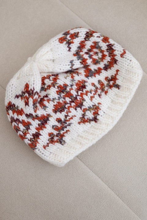 Czapka damska zimowa w kolorowe wzory z grubym ściągaczem K353 biały+rudy