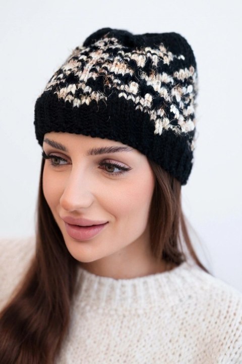 Czapka damska zimowa w kolorowe wzory z grubym ściągaczem K353 czarny+beżowy