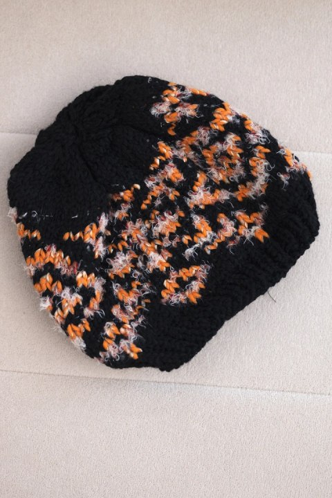 Czapka damska zimowa w kolorowe wzory z grubym ściągaczem K353 czarny+pomarańczowy