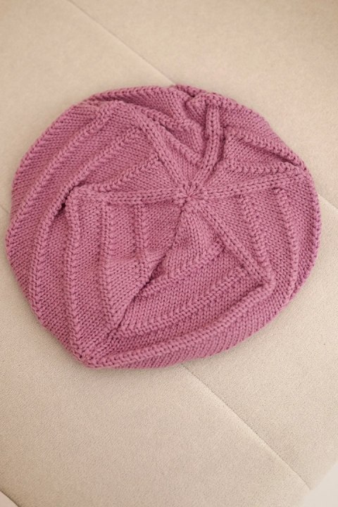 Czapka damska zimowa wełniana o luźnym fasonie i ozdobnym splocie K378 fioletowa