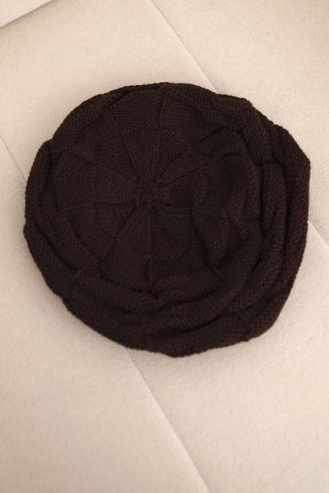 Czapka damska zimowa wełniana z ozdobnym splotem i dżetami K397 brązowa