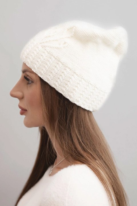 Czapka damska zimowa wełniana z ozdobnym tłoczeniem K474 ecru