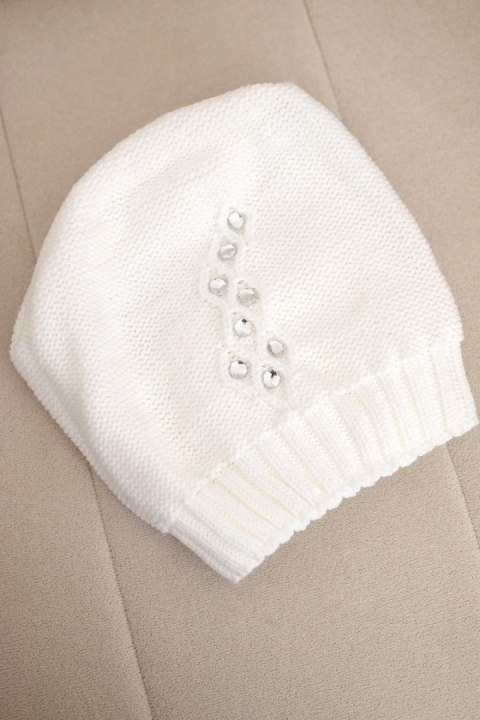 Czapka damska zimowa z ozdobnym kwiatkiem i cyrkoniami K400 biała