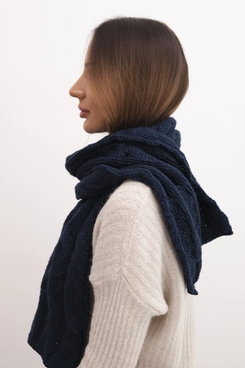 Szalik damski wełniany klasyczny z warkoczowym splotem KN22 granatowy