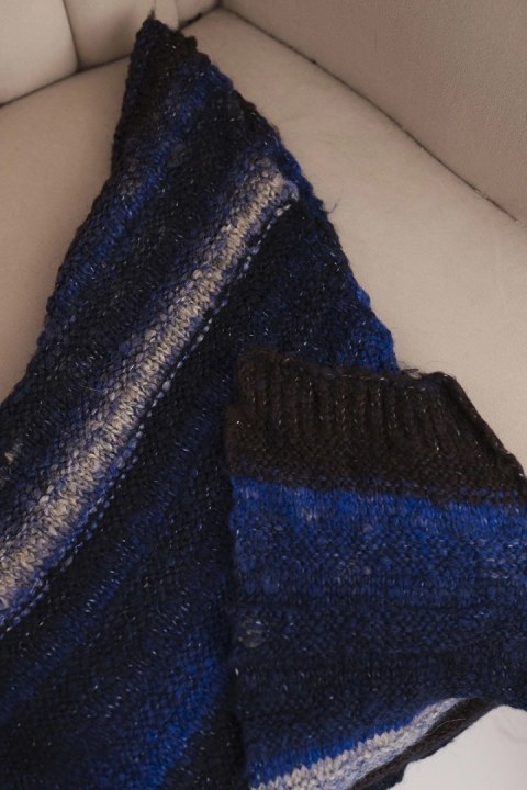 Szalik damski wełniany miękki i ciepły w kolorowe pasy KN19 granatowy