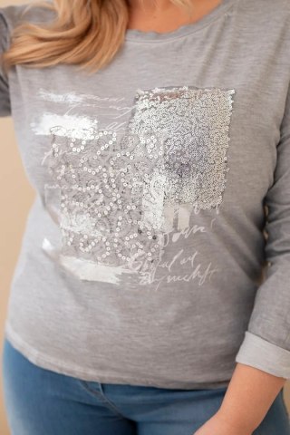 Bluzka damska Plus Size przecierana z nadrukiem i dłuższym tyłem szara