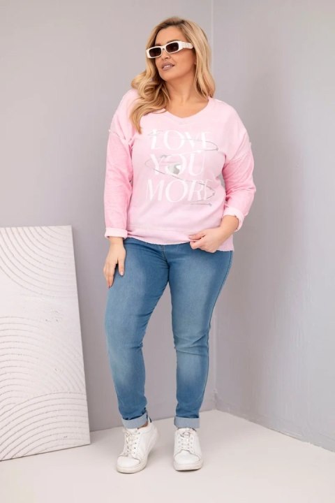 Bluzka damska Plus Size przecierana z napisem Love You More jasno różowa