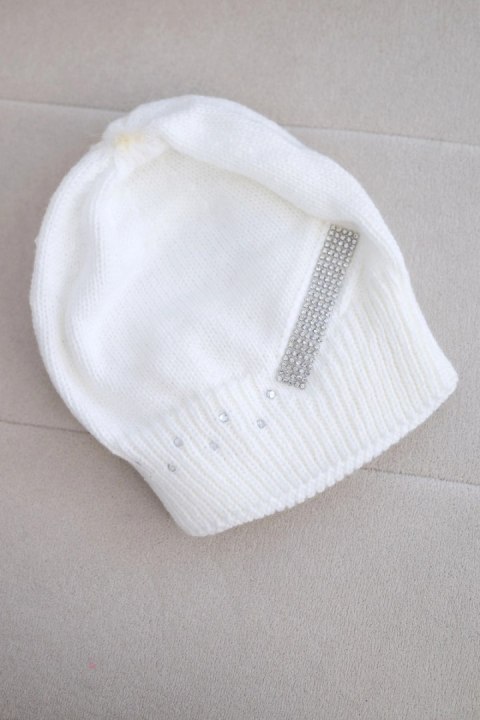 Czapka damska wełniana zimowa z ozdobnym paskiem cyrkonii K402 biała