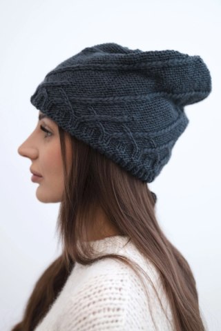 Czapka damska wełniana zimowa z ozdobnym splotem K403 grafitowa