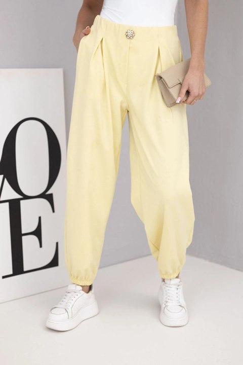 Spodnie damskie bawełniane z wysokim stanem i ozdobnym guzikiem żółte