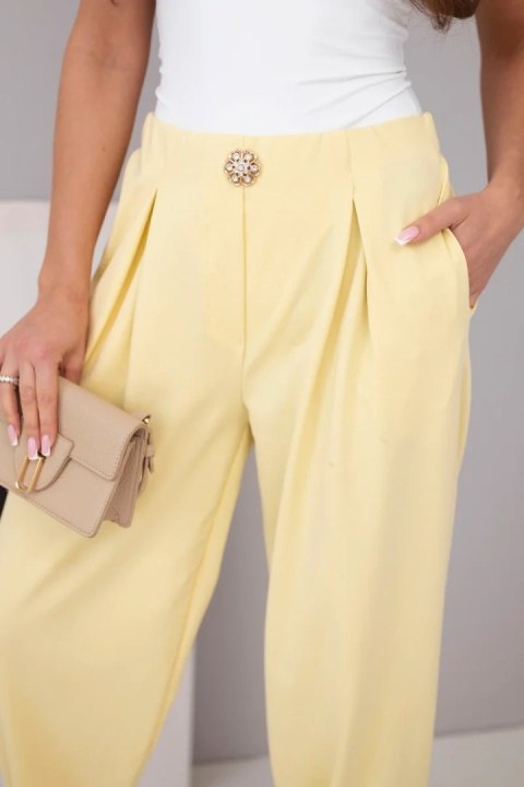 Spodnie damskie bawełniane z wysokim stanem i ozdobnym guzikiem żółte