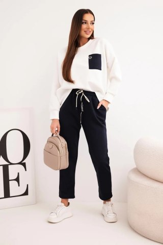 Komplet damski masełkowy z kontrastową kieszonką granatowy