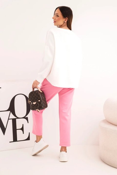 Komplet damski masełkowy z kontrastową kieszonką jasno różowy