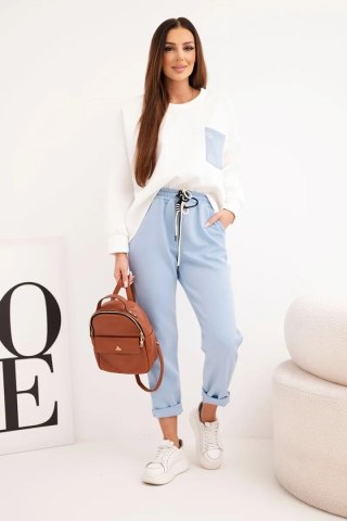 Komplet damski masełkowy z kontrastową kieszonką niebieski