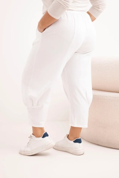 Spodnie damskie Plus Size z obniżonym krokiem i gumką w pasie białe