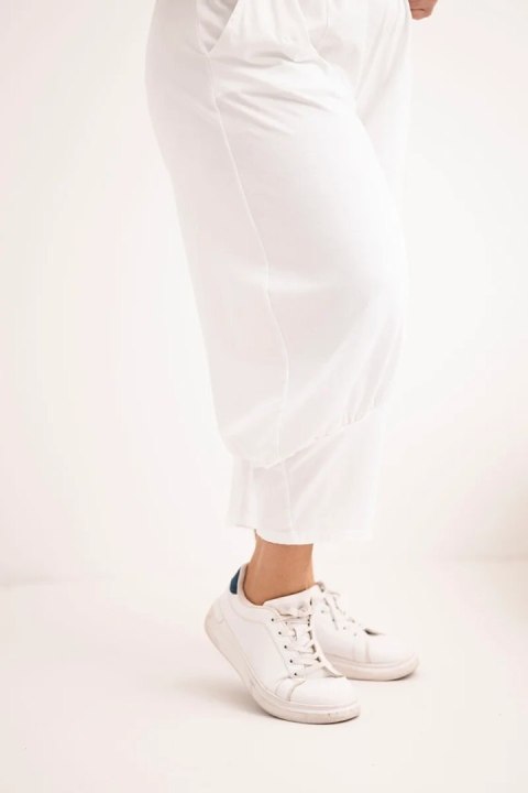 Spodnie damskie Plus Size z obniżonym krokiem i gumką w pasie białe