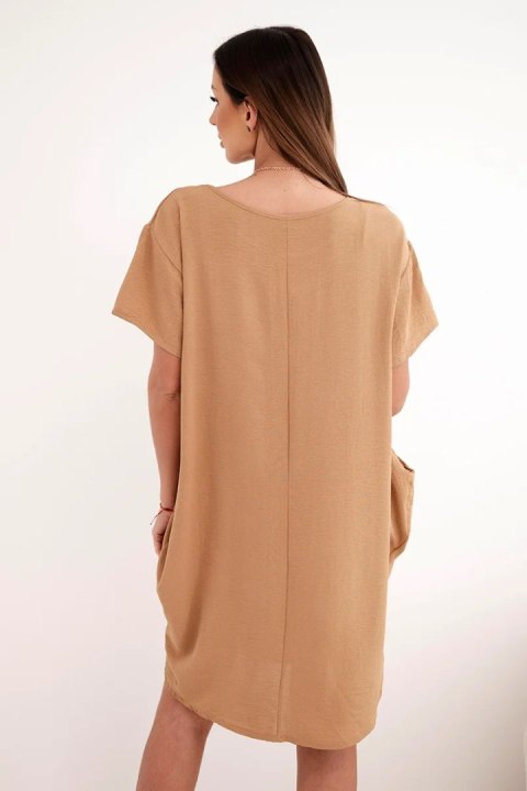 Sukienka z kieszeniami i wisiorkiem camelowa