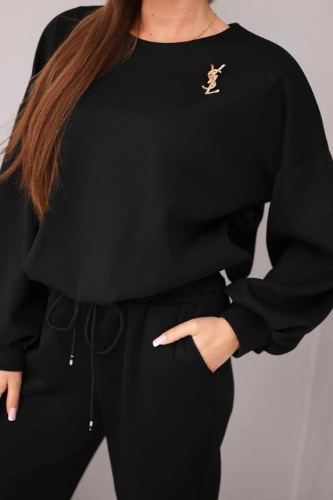 Komplet damski masełko bluza z broszką i spodnie z prostą nogawką czarny