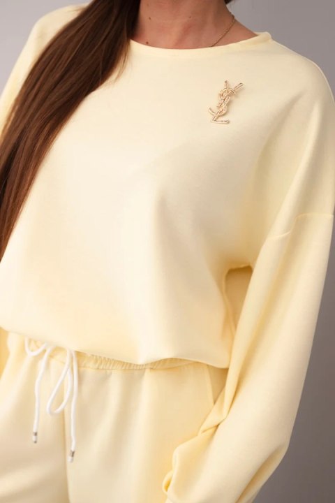 Komplet damski masełko bluza z broszką i spodnie z prostą nogawką żółty