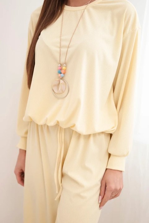 Komplet damski wiskozowy bluza z wisiorkiem i szerokie spodnie żółty