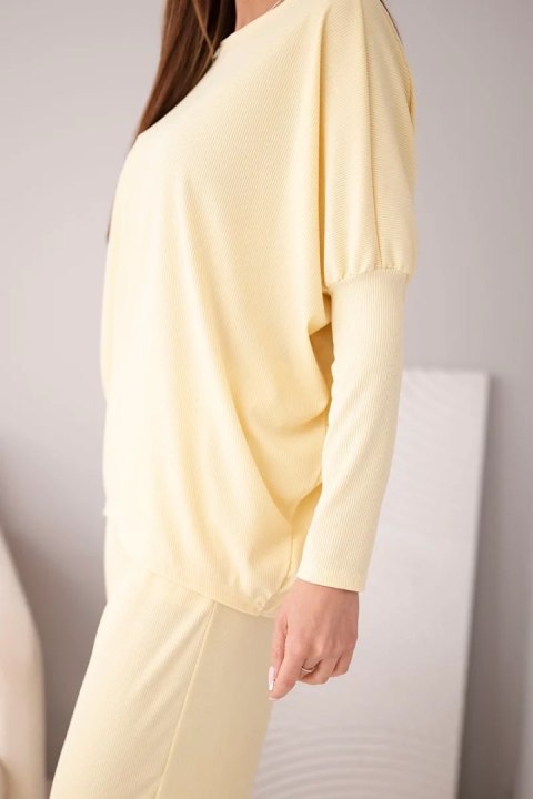 Komplet damski wiskozowy z luźną bluzką i spodniami żółty