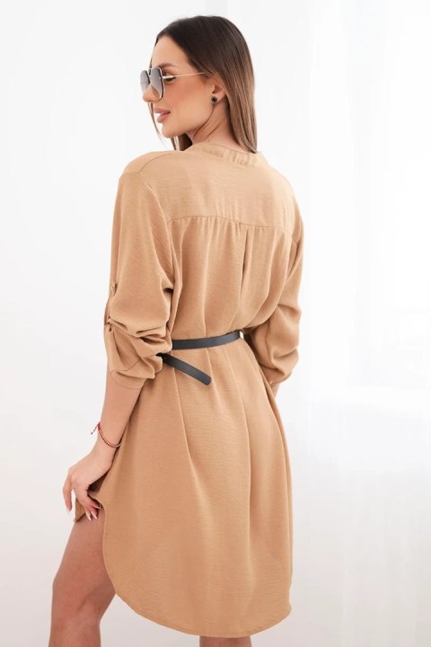 Sukienka z dłuższym tyłem i paskiem jasno camelowa