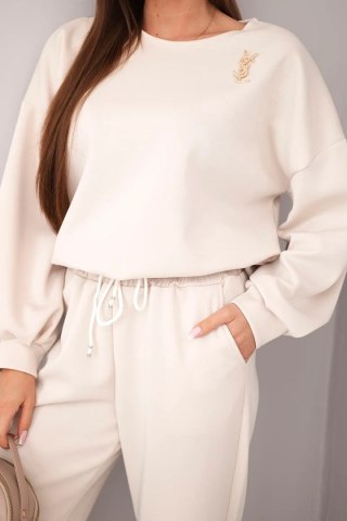 Komplet damski masełko bluza z broszką i spodnie z prostą nogawką beżowy