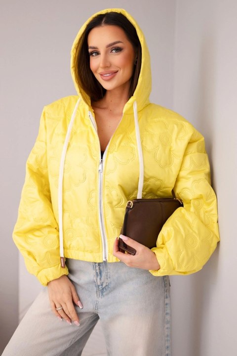 Kurtka damska pikowana z kapturem i ozdobnym tłoczeniem kwiatowym żółta
