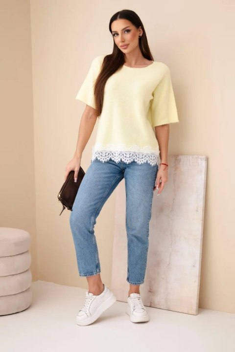 Sweter damski z krótkim rękawem i koronką żółty