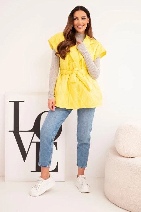 Kamizelka damska pikowana z paskiem i szerokim kołnierzem żółta