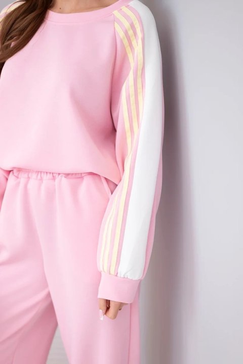 Komplet damski masełkowy z lampasem i ściągaczem jasno różowy