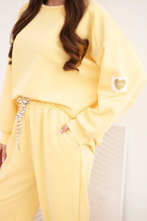 Komplet damski masełkowy z luźną bluzą i spodniami z napisem LOVE żółty